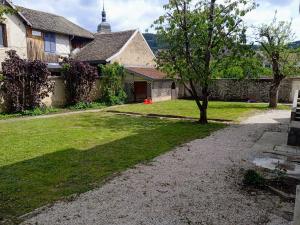 a yard with a tree and a house at VILLA Douce Loue in Ornans