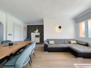 ein Wohnzimmer mit Sofa und Tisch in der Unterkunft Coraline by Midelisa in Oliva