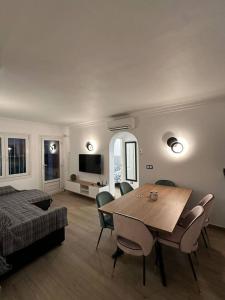 ein Wohnzimmer mit einem Tisch, Stühlen und einem Bett in der Unterkunft Coraline by Midelisa in Oliva + 33 Fotos