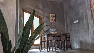 a table and chairs in a room with a plant at Soul Villas in Tangalle