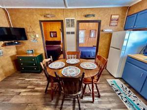 Kuchyň nebo kuchyňský kout v ubytování Lake Breeze Loons Landing Resort Cabin 4 + 10 fotografií