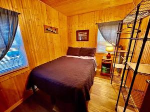 Postel nebo postele na pokoji v ubytování Lake Breeze Loons Landing Resort Cabin 4
