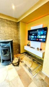 ヴァーレンにあるFerienhaus Günther 92qmの暖炉とテレビのあるリビングルーム