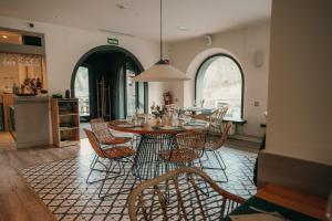 a kitchen and dining room with a table and chairs at El Niu de Martinet in Martinet