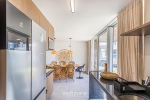 une cuisine avec une table et une salle à manger dans l'établissement NLU - Condomínio completo na Praia do Marceneiro, à Barra do Camaragibe