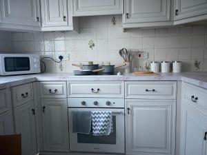 Cucina o angolo cottura di New luxurious and spacious guest suite in Banstead