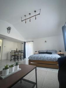 una camera da letto con un letto e una sala da pranzo di New luxurious and spacious guest suite in Banstead a Banstead