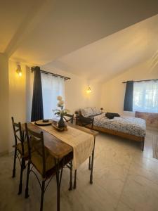 un soggiorno con un letto, un tavolo e delle sedie di New luxurious and spacious guest suite in Banstead a Banstead