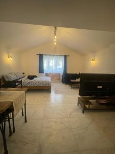 una grande camera con due letti e una finestra di New luxurious and spacious guest suite in Banstead a Banstead