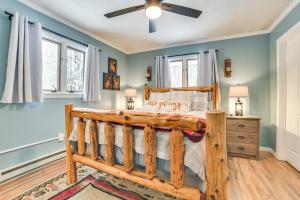 Giường trong phòng chung tại Private Hot Tub and Deck Gaylord Family Home!