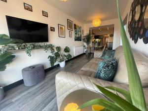 Μια τηλεόραση ή/και κέντρο ψυχαγωγίας στο 2 Bed Town Centre Apt in Porthcawl, parking, Wifi ,Sky & Netflix