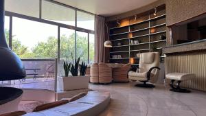 - un salon avec une grande fenêtre et une chaise dans l'établissement Le Seventies, à Bouzigues