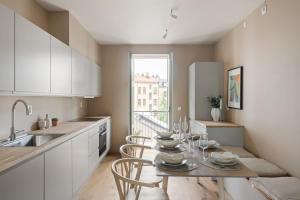 une cuisine avec une table avec des assiettes et des verres à vin dans l'établissement Dinbnb Apartments Grünerløkka I 2-Bedroom with courtyard access, à Oslo