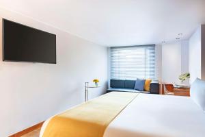TV a/nebo společenská místnost v ubytování Avani Royal Zona T Bogotá Hotel (previously NH Bogotá Boheme Royal)
