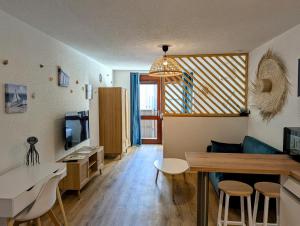 a living room with a couch and a table at Studio le Lagoon - Bourgoin Centre in Bourgoin