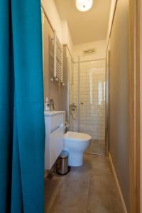 a bathroom with a toilet and a sink and a tub at Applehill in Istanbul