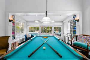 ウェストパームビーチにある1926 Mediterranean Home With Heated Pool Sleeps 12のリビングルームの中央にビリヤード台
