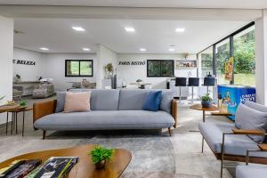 a living room with a couch and a table at Vila Europeia Hotel in Serra Negra