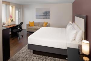 Llit o llits en una habitació de The Andrew Hotel