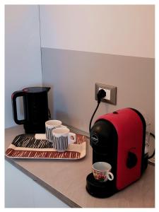 Coffee and tea making facilities at La Milanese, Appartamento Moderno con Balcone - Metro Isola a 2 min
