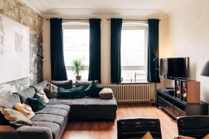 Una sala de estar con un sofá y un televisor. en lauschig living, en Flensburg