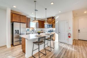 Kuchyň nebo kuchyňský kout v ubytování 15 Mi to Dtwn Sacramento Newly Built Home!