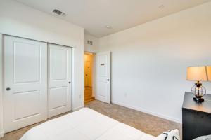 Postel nebo postele na pokoji v ubytování 15 Mi to Dtwn Sacramento Newly Built Home!