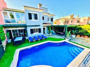 a house with a swimming pool in the yard at Villa Dolce Vita lujo in Puigderrós