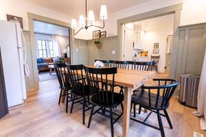 Ruang duduk di Charming Home, 9 Beds, Home Gym