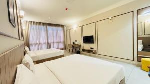 Postel nebo postele na pokoji v ubytování Bhavanta Hotel & Resort