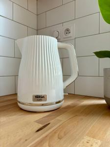 a white blender sitting on top of a kitchen counter at Śląska 33 in Gdynia