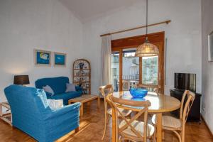 TV a/nebo společenská místnost v ubytování Apartaments Can Niell