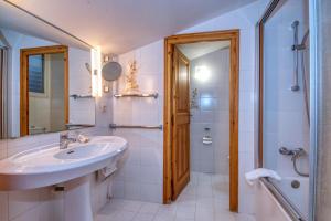 Koupelna v ubytování Apartaments Can Niell + 34 fotografií