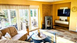 ヴァーレンにあるFerienhaus Günther 92qmのソファとストーブのあるリビングルーム