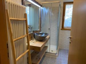 巴德小基希海姆REHKITZ Apartment的带碗池和淋浴的浴室 更多21张照片