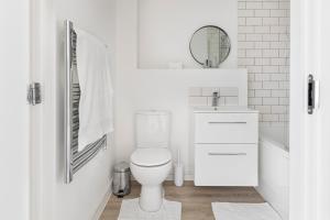 Bilik mandi di Modern Flat in Central Derby