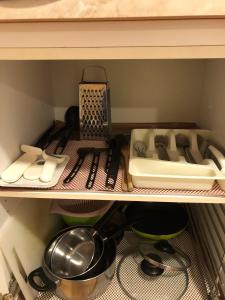 レドニツェにあるU Markýzyの台所用品とシンクが備わった棚