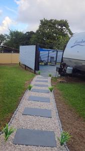 Taman di luar Camper en el Batey