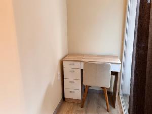 escritorio y silla en una habitación en Cozy Central Apartment Steps from Everything!, en Varna 11 fotos más