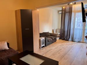 una sala de estar con un sofá y una mesa en Cozy Central Apartment Steps from Everything!, en Varna