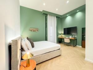 a bedroom with a bed and a desk in a room at Toledo LR Collection in Naples