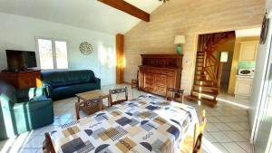 a living room with a bed and a couch at Villa ravissante à Loubressac avec piscine privée in Loubressac