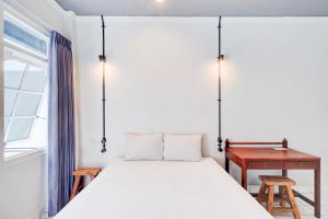 Postel nebo postele na pokoji v ubytování Collection O Legian Near Legian Beach
