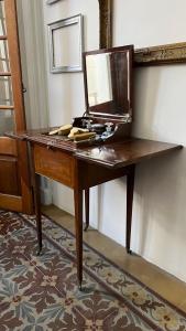 a wooden desk with a mirror on top of it at ART APARt DECO in Salto