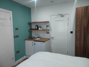 Η κουζίνα ή μικρή κουζίνα στο Heathrow Windsor Guest house with Airport parking +32 φωτογραφίες