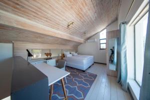 a room with a bed and a desk in a room at Cottage Sauvignon in Plumstead +24 photos