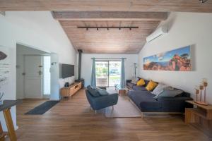 a living room with two couches and a tv at Cottage Sauvignon in Plumstead
