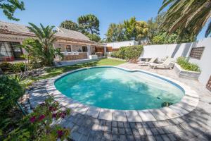 a swimming pool in the backyard of a house at Cottage Sauvignon in Plumstead