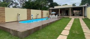 a backyard with a swimming pool and a house at Casa de temporada SONHO DE ALTER in Alter do Chao