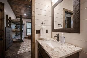 Ένα μπάνιο στο Stayhocha PICKLEBALL HotTub Sauna Game Bunk Rm +52 φωτογραφίες